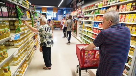 La categoría alimentos y bebidas tuvo un incremento del 7,9% en julio, según el relevamiento de una consultora privada y seguiría alto en agosto, por la devaluación.