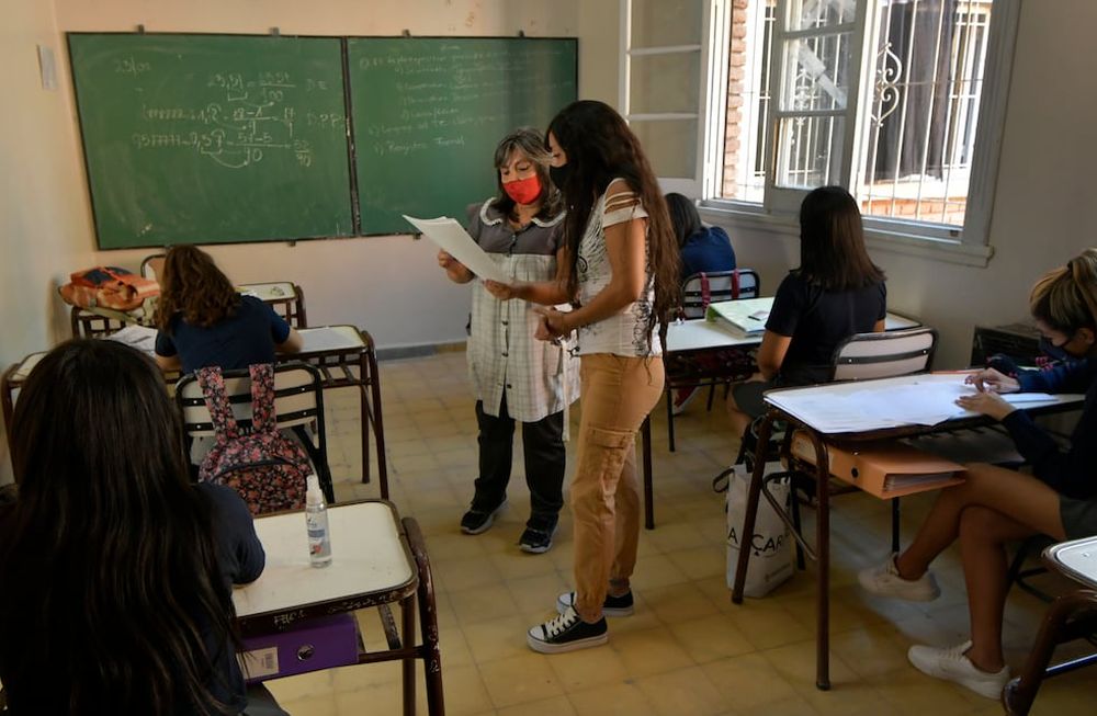 La previa. En la escuela Infanta Mendocina, de Guaymallen, las docentes preparaban ayer el próximo ciclo lectivo. Foto: Orlando Pelichotti / Los Andes