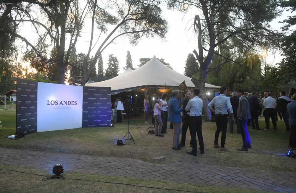 Diario Los Andes celebra 138 años junto a empresarios, políticos y personalidades de la cultura en el restaurante Bosco del parque General San Martín.