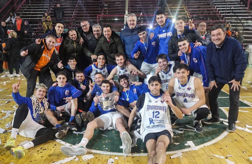 El plantel de Rivadavia Básquet festejando junto a sus directivos. Rivadavia, sólo respira básquet. / Gentileza: Salto Inicial.