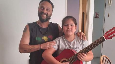 El músico repara instrumentos para luego donarlos. Recibe donaciones de quienes tengan algunos en casa y no los usen.