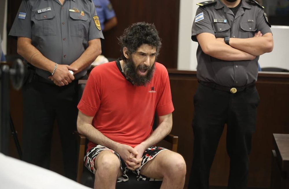 Un perito de la Policía Científica dijo que Pereg se había opuesto a que busquen rastros de su madre y de su tía en su habitación y en también en el lugar donde fueron hallados los cadáveres enterrados.