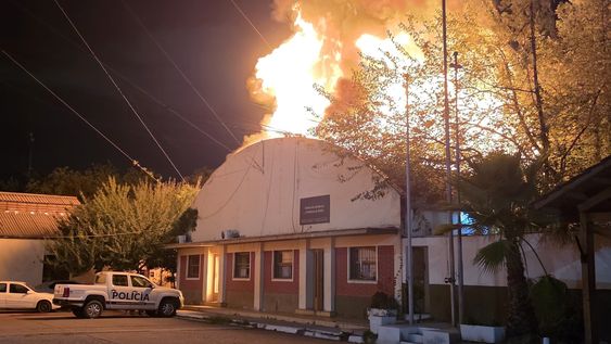 Un incendio se desató en una oficina del Ministerio de Seguridad de Mendoza, ubicado en Godoy Cruz.
