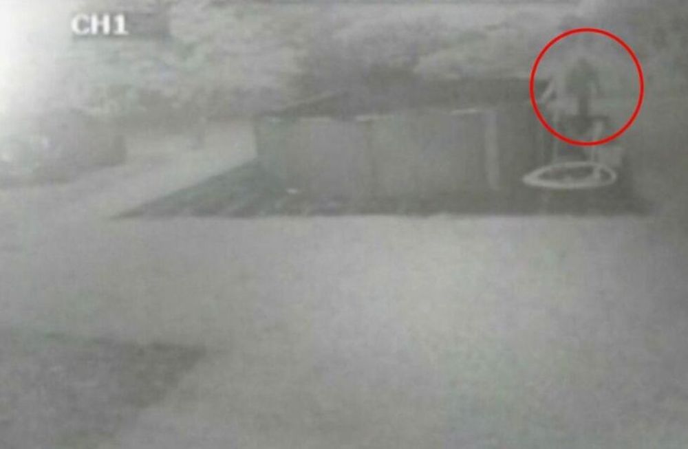 Cansado de los gritos de sus vecinitos, les destruyó la pileta