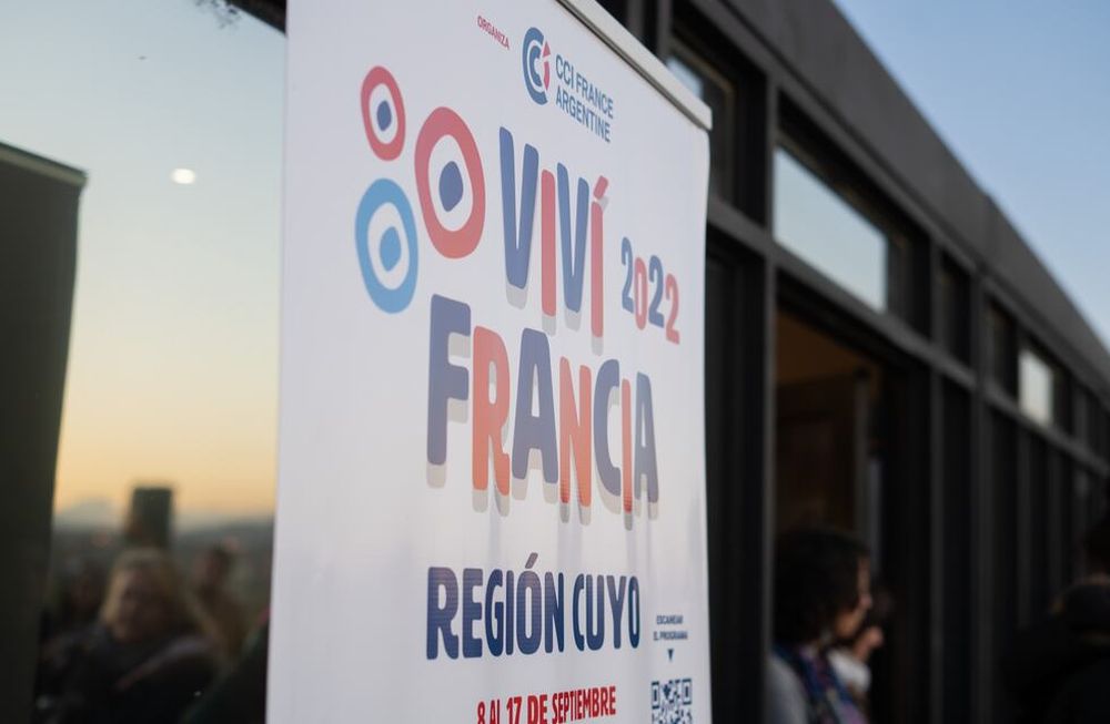 Viví Francia arrancó con música y vino y finaliza este finde con Art Nouveau