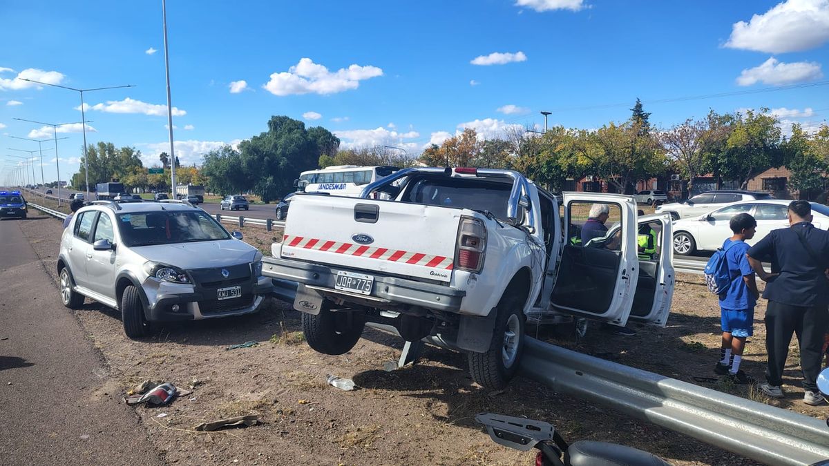 Choque y vuelco en Acceso Sur de Godoy Cruz: una camioneta quedó entre dos carriles