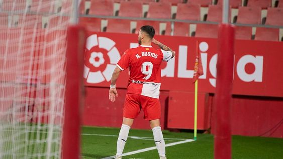 El delantero cordobés Nahuel Bustos con la camiseta del Girona, que busca ascender. (Twitter Nahuel Bustos).