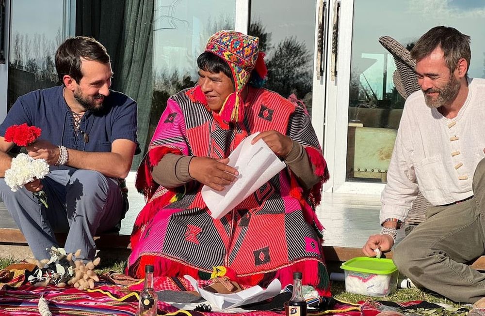 Al centro, Tayta Jacinto Huaman Ccapa. Pampamisayoq Qero de Yanaruma, Perú, junto a los miembros de Conciencia Activa Diego Giovanini (izq.) y Fernando Prats (der.)