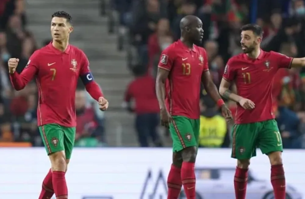 Cristiano Ronaldo y Bruno Fernandes tuvieron un cruce en el vestuario. (Gentileza Sporting News)