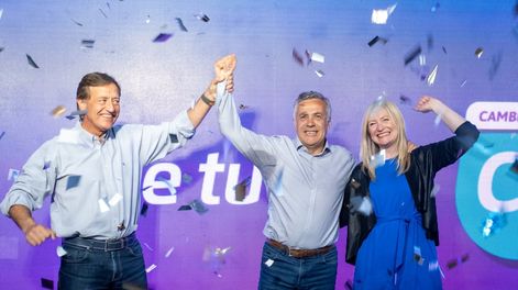 Los Andes | Alfredo Cornejo, rodeado por Rodolfo Suárez y Hebe Casado la vicegobernadora electa, durante el festejo por el triunfo del domingo. Foto: Ignacio Blanco / Los Andes
