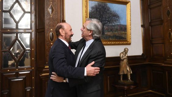 El presidente Alberto Fernández al recibir al gobernador formoseño Gildo Insfrán en Casa Rosada
