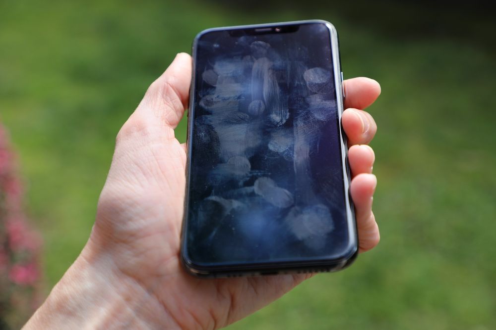 El sencillo truco para limpiar la pantalla del celular y dejarla como nueva