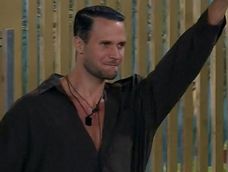 En su primer día en Gran Hermano, el español ya se acercó a una de las participantes.