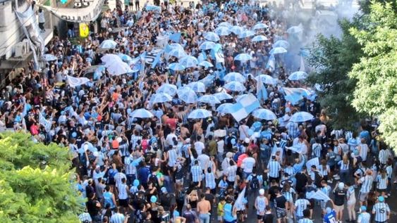 Impresionante fue el banderazo que realizó la gente de la Academía. / Gentileza.