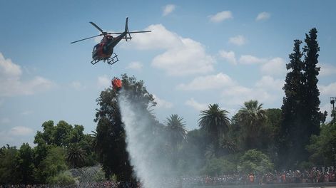 Una postal de la exhibición Aérea y acuática 2021 en el Lago del Parque General San Martín.  Foto: Ignacio Blanco / Los Andes