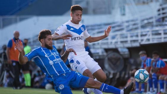 El defensor de Godoy Cruz,Gonzalo Goñi, sale al cruce frente a un jugador de Vélez. Foto: Gentileza/ Twitter Club Godoy Cruz