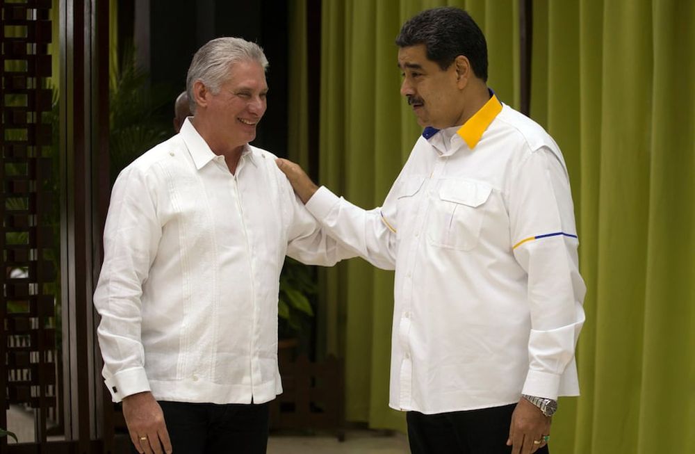 El presidente de Venezuela, Nicolás Maduro, a la derecha, habla con el presidente de Cuba, Miguel Díaz-Canel.