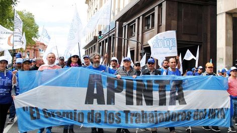 Trabajadores del INTA en marcha. Integrantes de APINTA, el gremio que representa al personal del instituto.