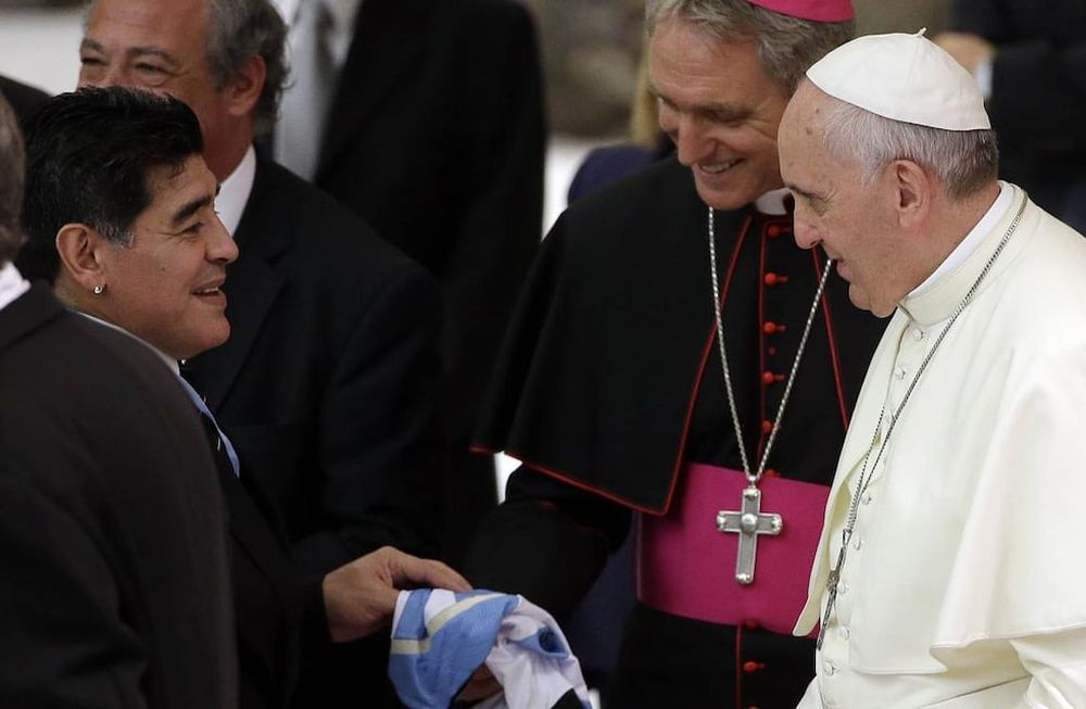 Dos potencias se saludan, le dijo Maradona al Papa tras recibirlo