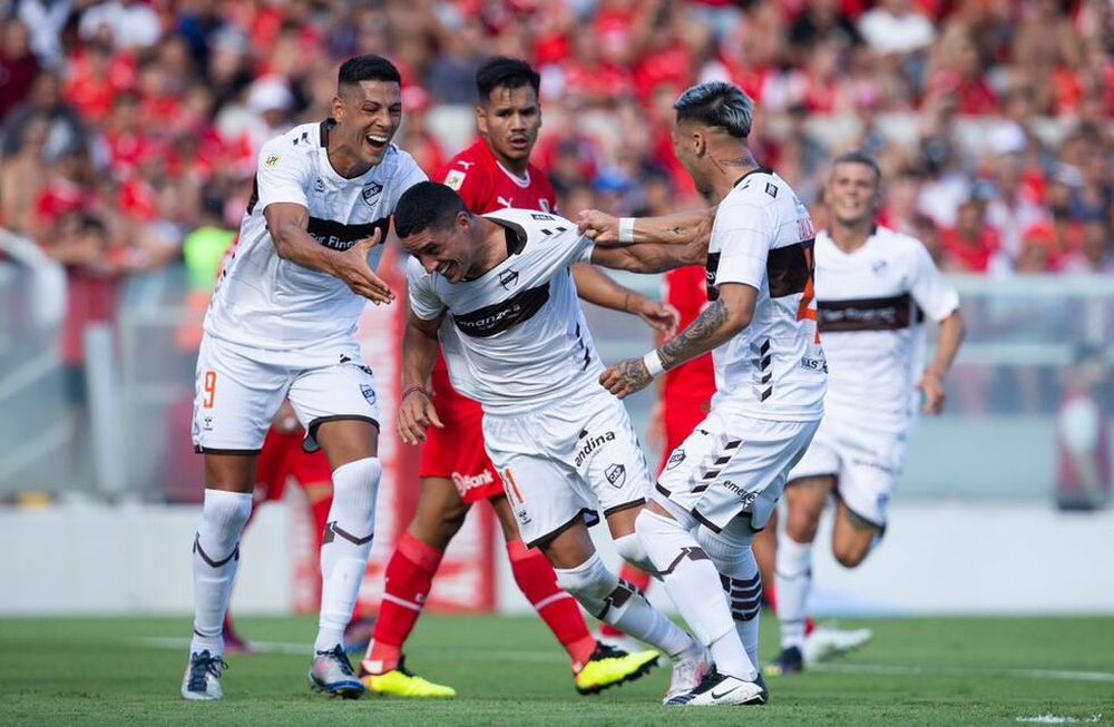 Nicolás Castro y el festejo de su gol ante Independiente, para Platense. (Prensa Platense).