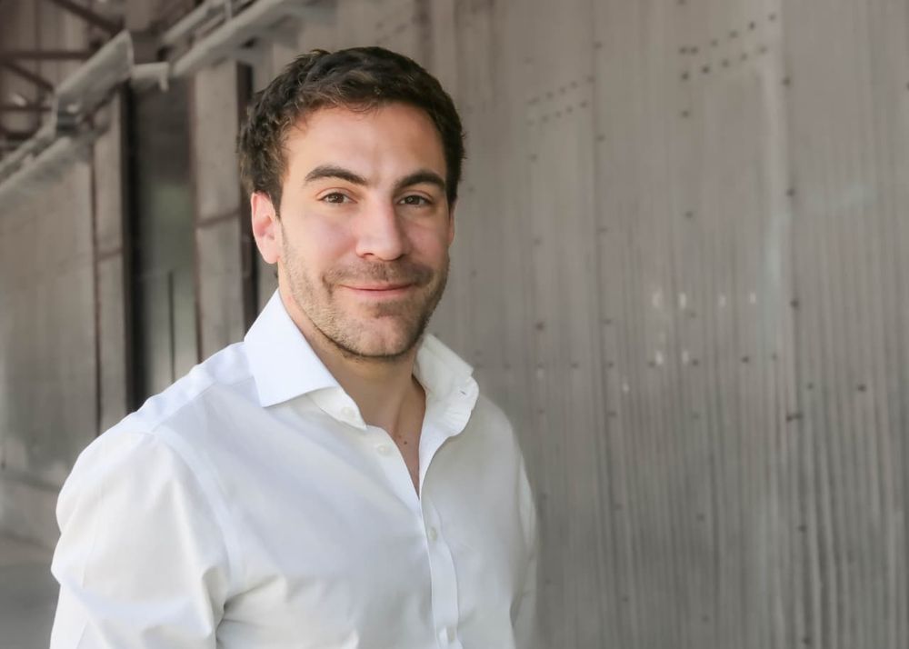 El economista Santiago Bulat disertó en el encuentro de emprendedores y aconsejó abandonar ciertos gastos cotidianos, que suman cuando se revisan las cuentas a fin de mes.