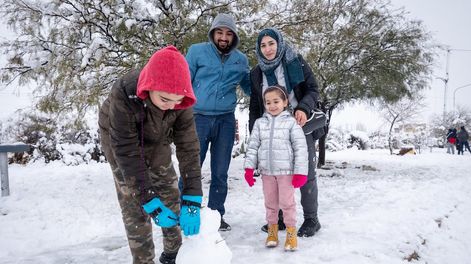 Taym, Isabela, Fátima y Ash haciendo el clásico muñeco de nieve en Luján de Cuyo. Foto: Ignacio Blanco / Los Andes