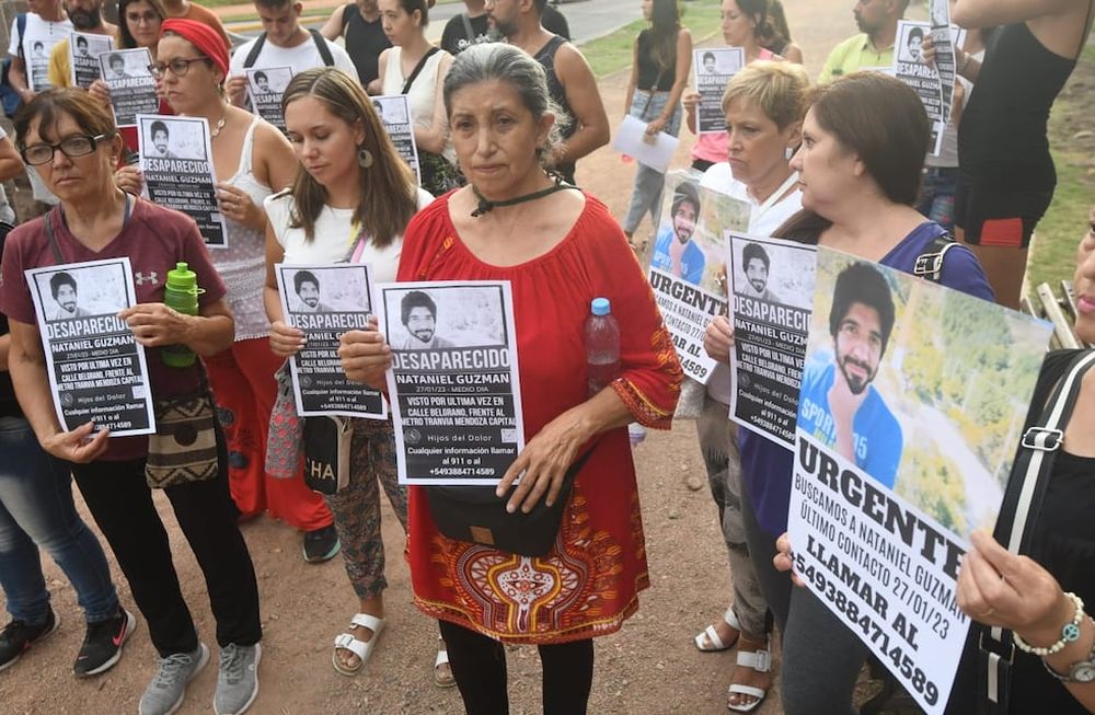 Amigos de Nataniel Guzmán en una de las marchas hasta le Polo Judicial junto a su madre, Silvia Saavedra para pedir por la aparición del abogado.