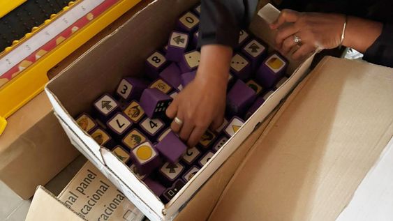 Estudiantes mendocinos llevaron novedosas mesas tecnológicas y donaciones a una escuela rural