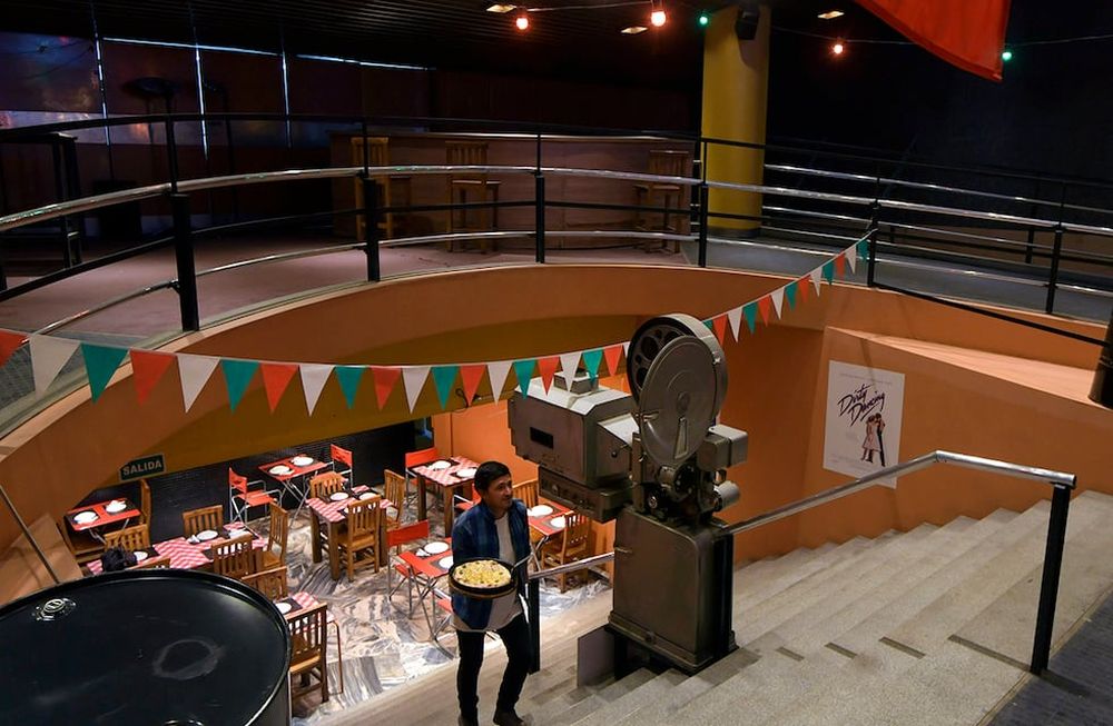 En las escaleras antes de acceder al pullman, en la segunda planta del edificio, se puede apreciar el gigantesco proyector Victoria, el alma del ex cine Lavalle. | Foto: Orlando Pelichotti / Los Andes