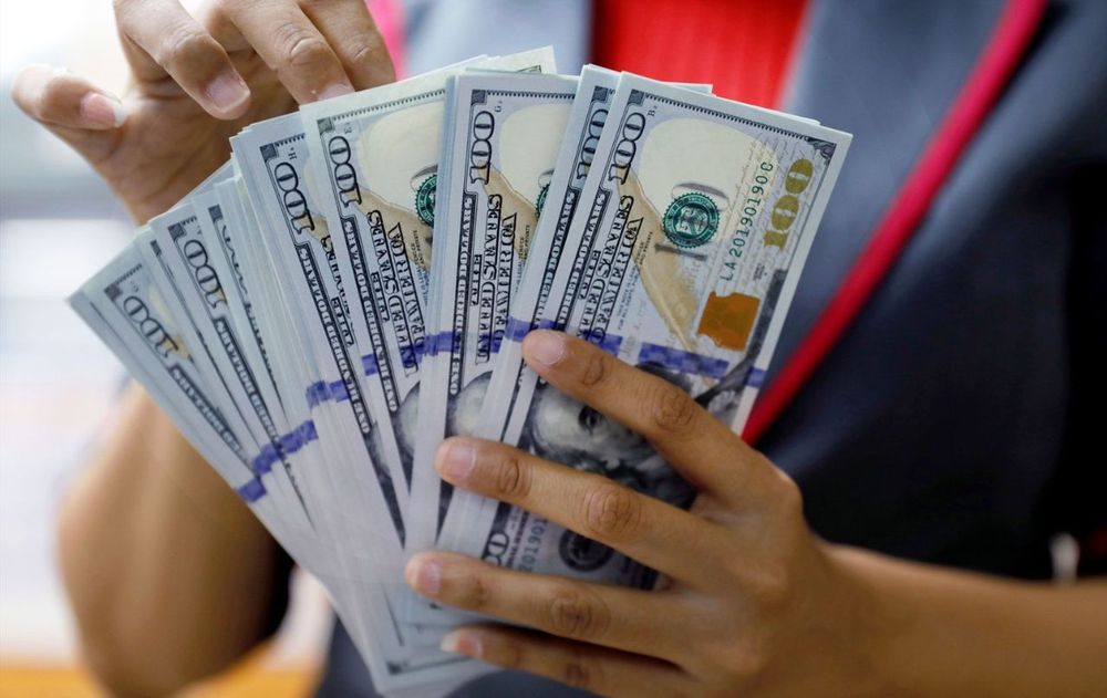 El banco central cerró la cotización del dólar oficial minorista a $1.417.