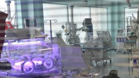 Acusan a una farmacéutica por la muerte de tres bebés y la intoxicación de 20