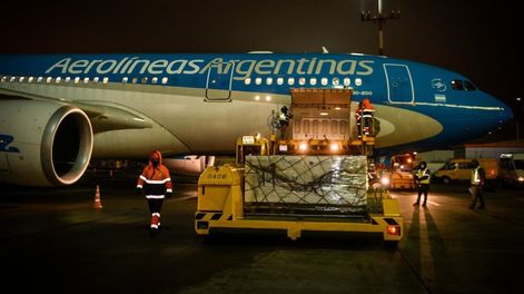 El avión de Aerolíneas Argentina con las vacunas Sputnik V que llegó el 24 de diciembre a Ezeiza - Foto: Presidencia de la Nación