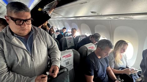 Karina Milei viajó en clase turista de un vuelo comercial.