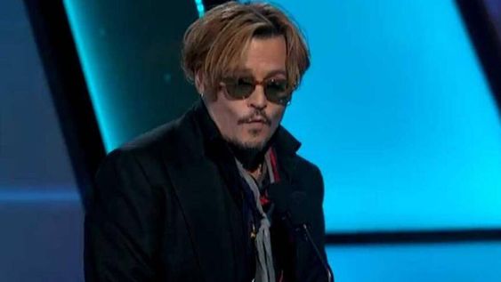 Johnny Deep presentó un premio completamente ebrio