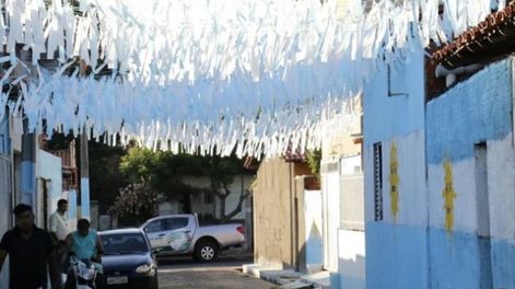 Particular medida de un barrio brasileño: vistieron sus casas de celeste y blanco