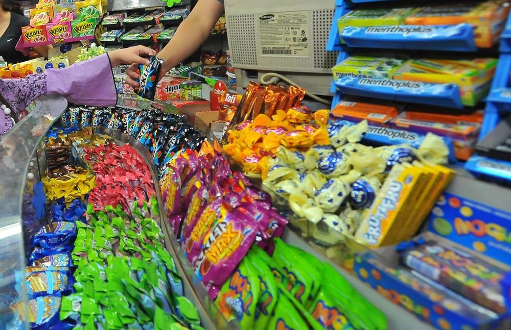 En plena caída de ventas, un Kiosco vende a precios de 2013: panchos a $20 y alfajores a $2