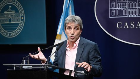 El ministro de Economía, Luis Caputo, durante la conferencia de prensa. (Gentileza Clarín)