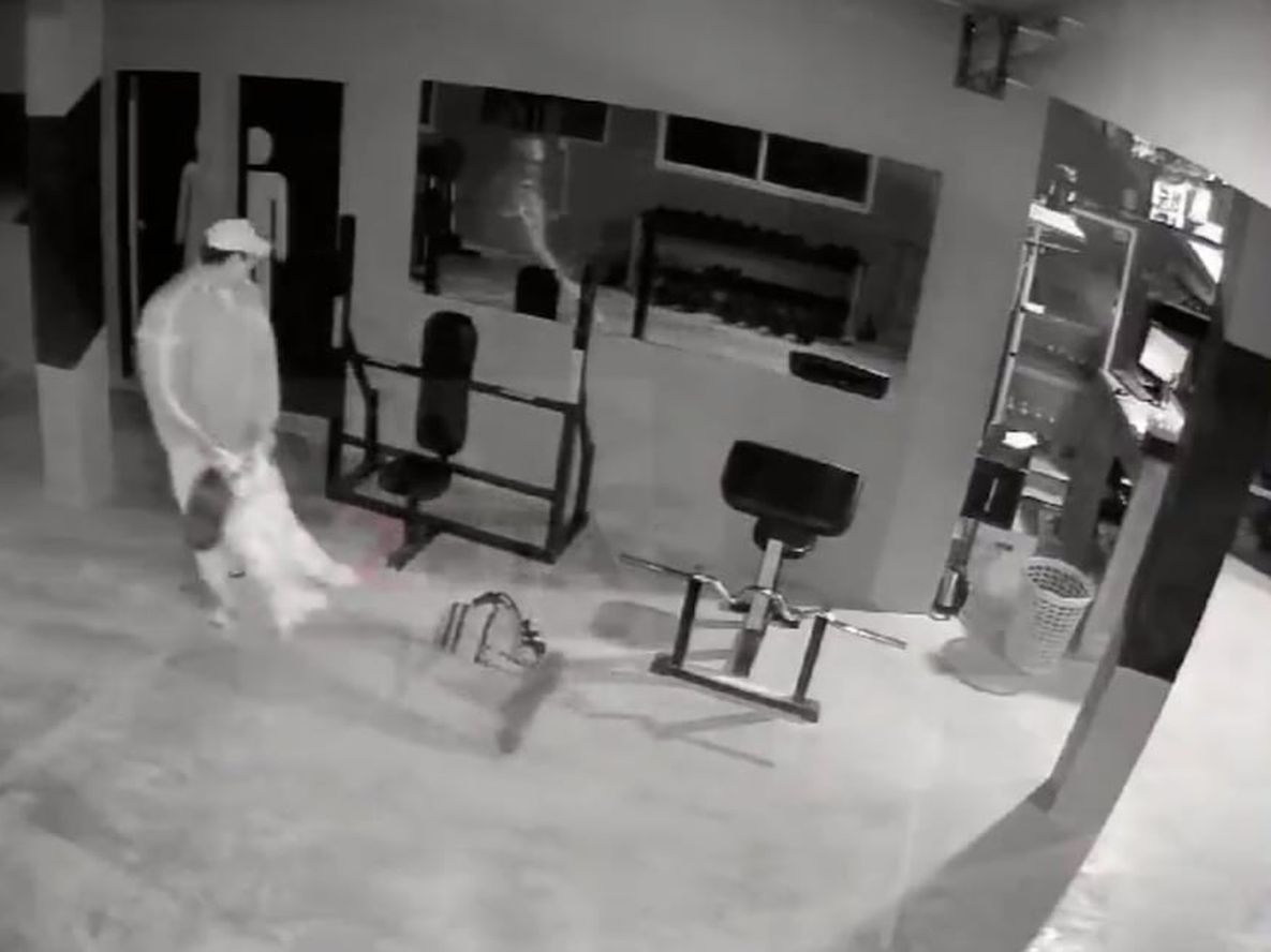 El momento del violento ataque de un hombre a su expareja. Captura: X / @mauroszeta