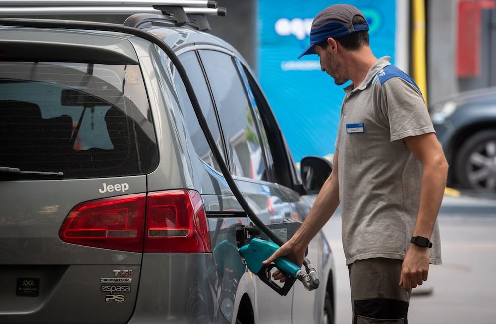 Aumentos sin parar desde diciembre han sufrido los combustibles.