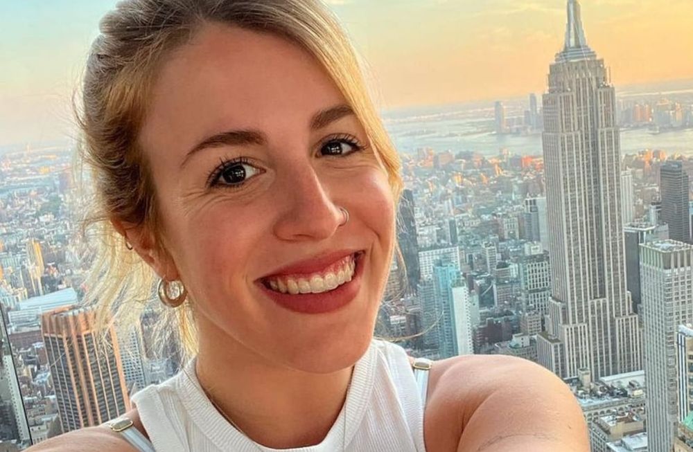 Laura Esquivel lució cerquita de la cámara una trikini cavada que resaltó su parte de atrás y