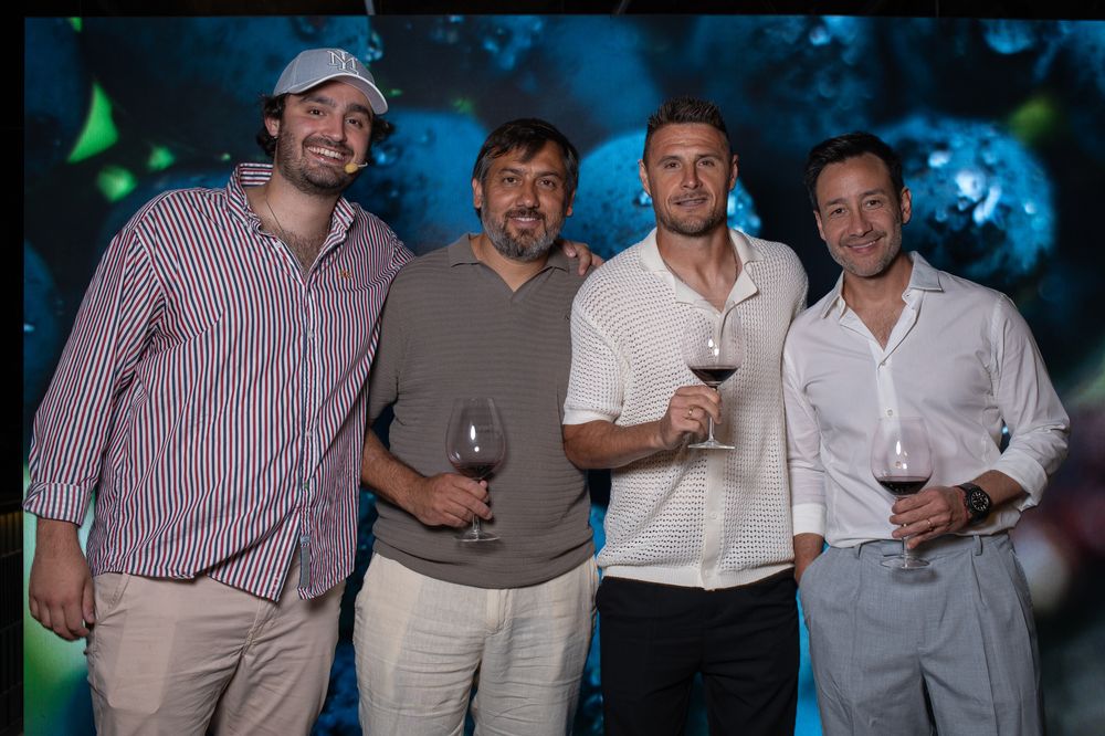 El enólogo Mariano Genzel, junto a Javier Ábrego, Iván Pillud y Luciano Pereyra, durante la presentación de Re-Cordis en Buenos Aires.