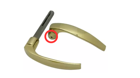 Cuál es la función oculta del agujero en el picaporte de las puertas.