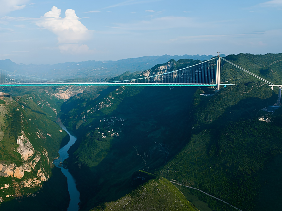 El puente más largo del mundo está en China y se extiende entre montañas.