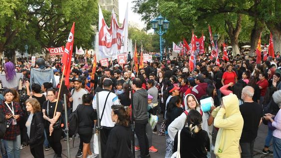 Manifestantes marcharon por el centro mendocino en contra de las medidas del Gobierno Nacional. Fuerte operativo policial. Foto: José Gutiérrez / Los Andes.