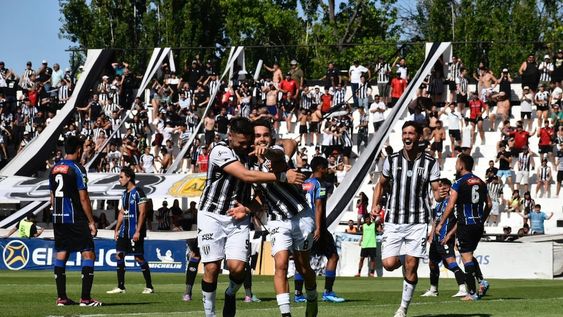 Nico Romano , abrazado por el Tanque Silba, convirtió dos goles frente a Almagro, mañana frente e Caseros, quiere seguir aportando festejos al Lobo.