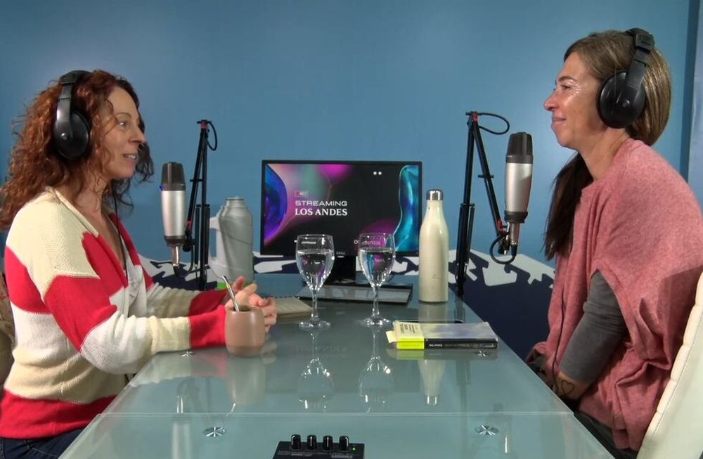 Laura Yofe junto a Alejandra Vargas en Los Andes Streaming. En esta oportunidad, hablaron sobre qué es el ego y qué es la mente. Foto: Claudio Gutiérrez / Los Andes