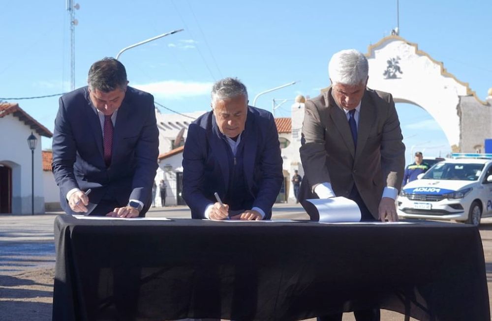 El gobernador de San Juan, Marcelo Orrego; el gobernador Alfredo Cornejo y el mandatario de San Luis, Claudio Poggi firman el convenio de colaboración regional. Foto: Prensa Gobierno de Mendoza.