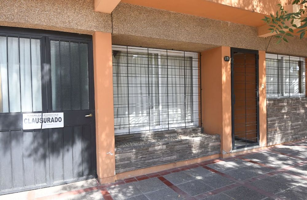 El geriátrico de Godoy Cruz fue allanado y clausurado en la mañana del jueves por orden de la fiscalía de Homicidios. Foto: José Gutierrez / Los Andes