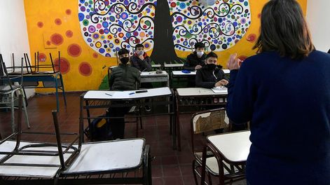 Los Andes | Desde la Dirección General de Escuelas señalaron que se mantiene el uso obligatorio del barbijo desde primer grado de la primaria. Lo mismo ocurre en el nivel secundario.