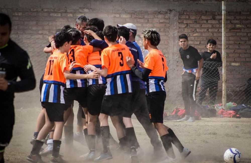 Las Escuelas de Fútbol Infantil, un espacio de contención y fomento de valores. De la liga Futuros Cracks participan chicos de entre 4 y 16 años. / Gentileza liga Futuros Cracks.